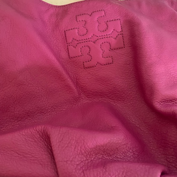 Tory Burch Thea Pebbled Leather Hobo Bag in Wildflower Pink Plum Purple - Picture 13 of 13